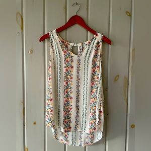 Old Navy white and floral sleeveless shirt, size Small.